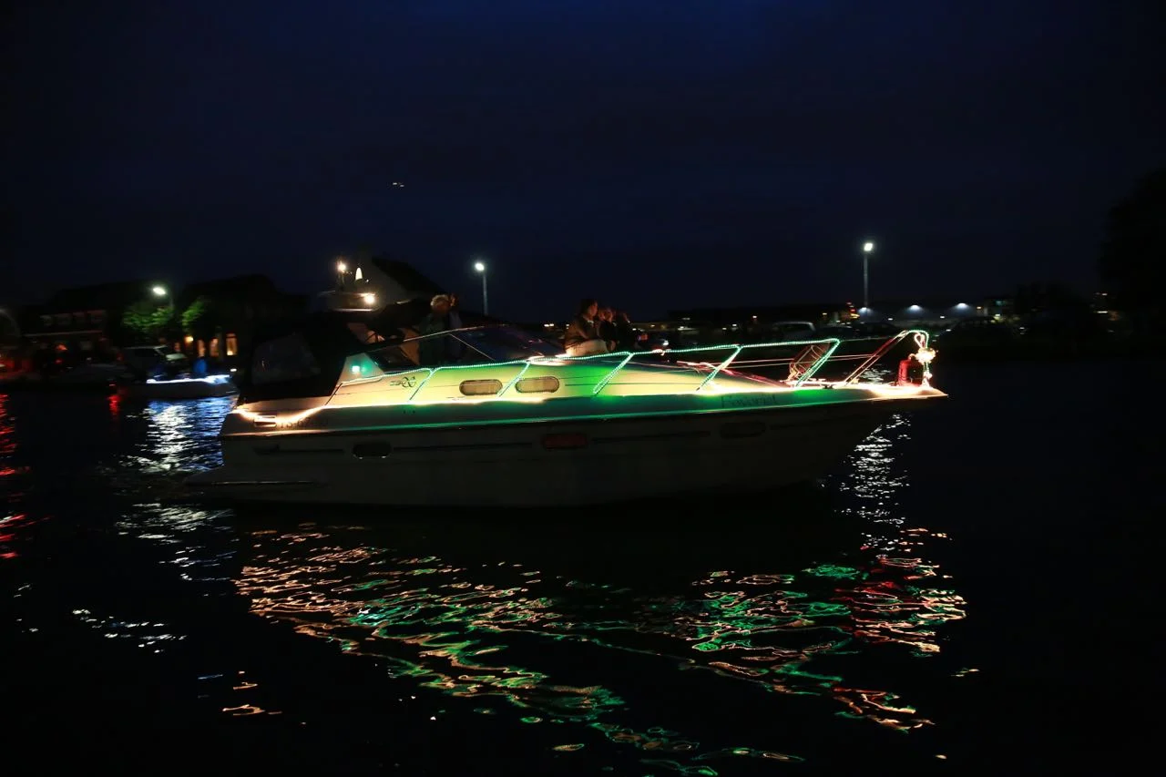 Vuur en Licht op het water - Verlichte botenshow 2016 © www.kicksfotos.nl