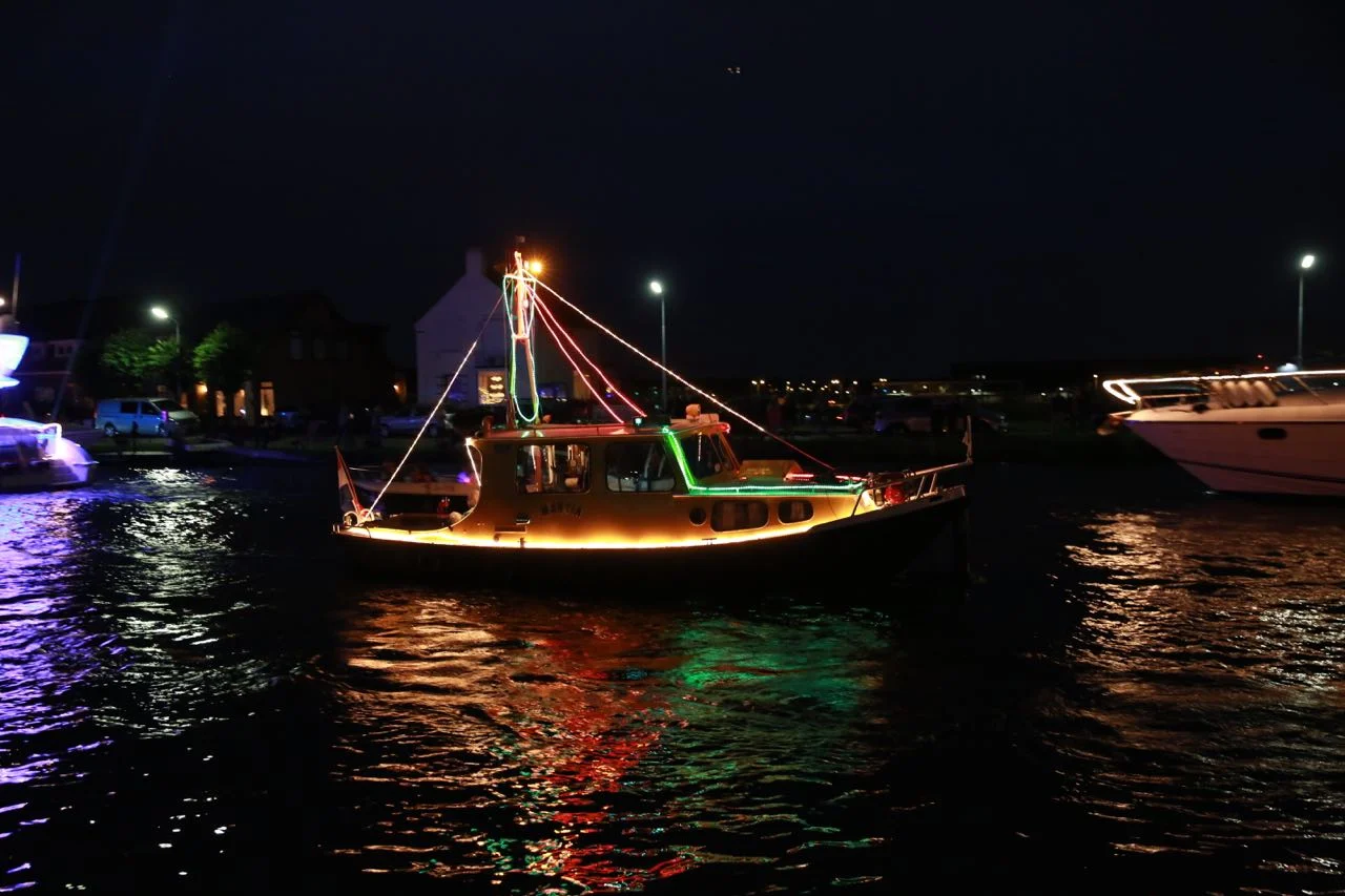 Vuur en Licht op het water - Verlichte botenshow 2016 © www.kicksfotos.nl