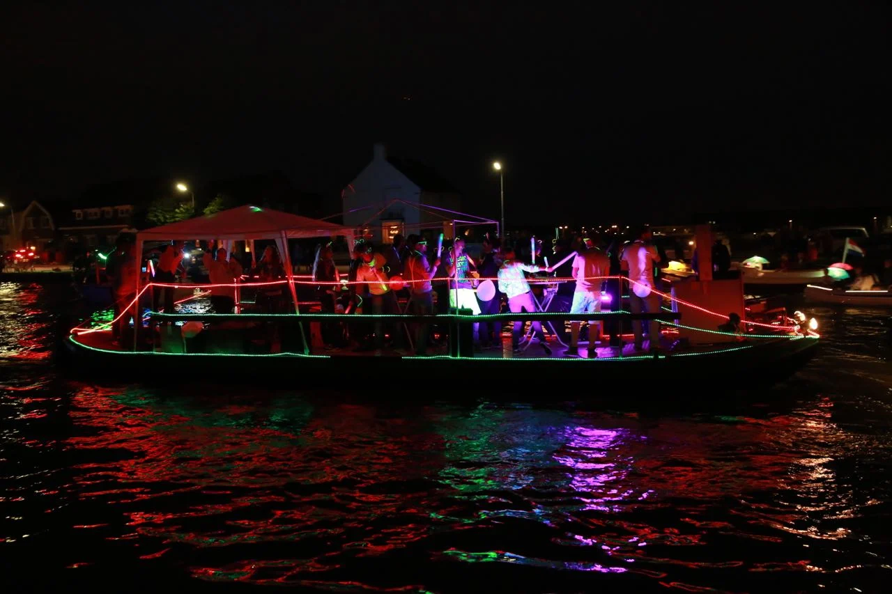 Vuur en Licht op het water - Verlichte botenshow 2016 © www.kicksfotos.nl