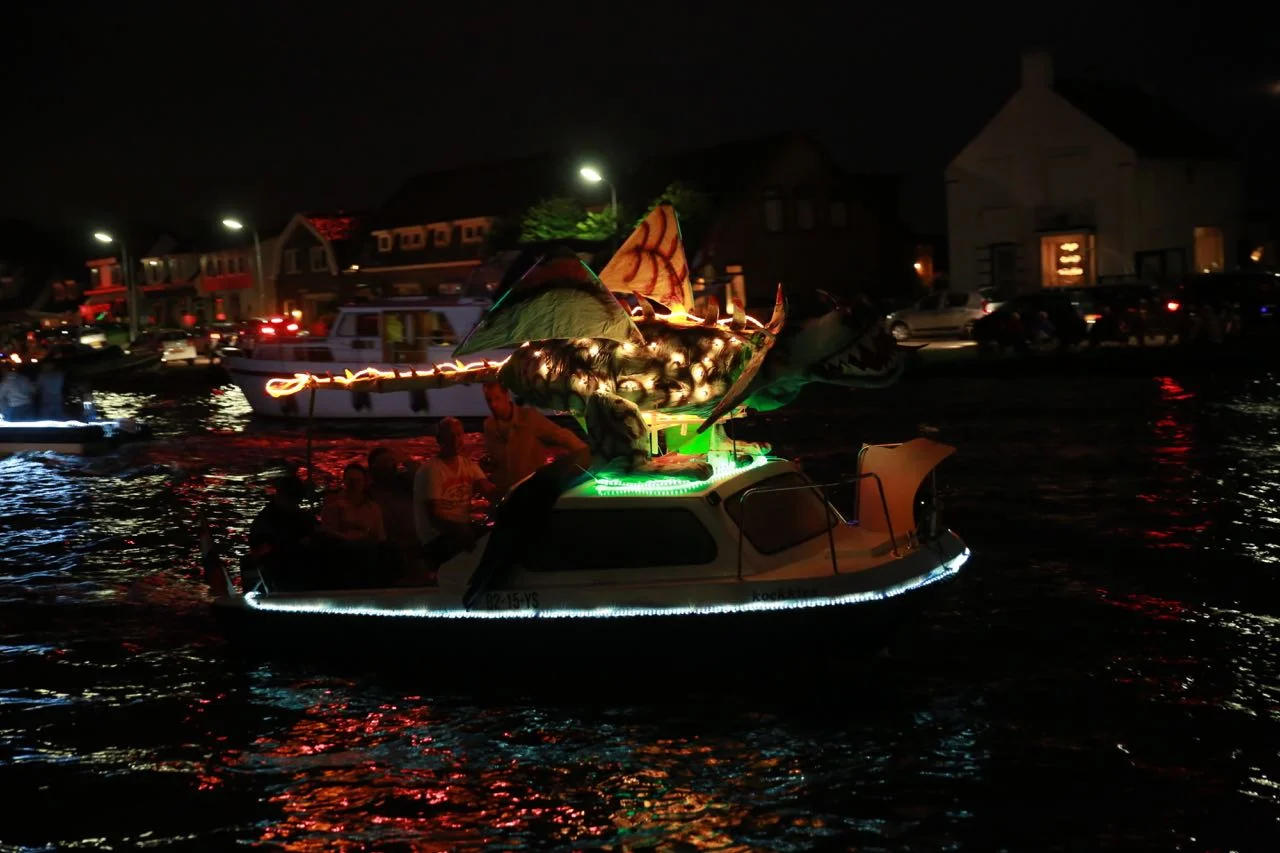 Vuur en Licht op het water - Verlichte botenshow 2016 © www.kicksfotos.nl