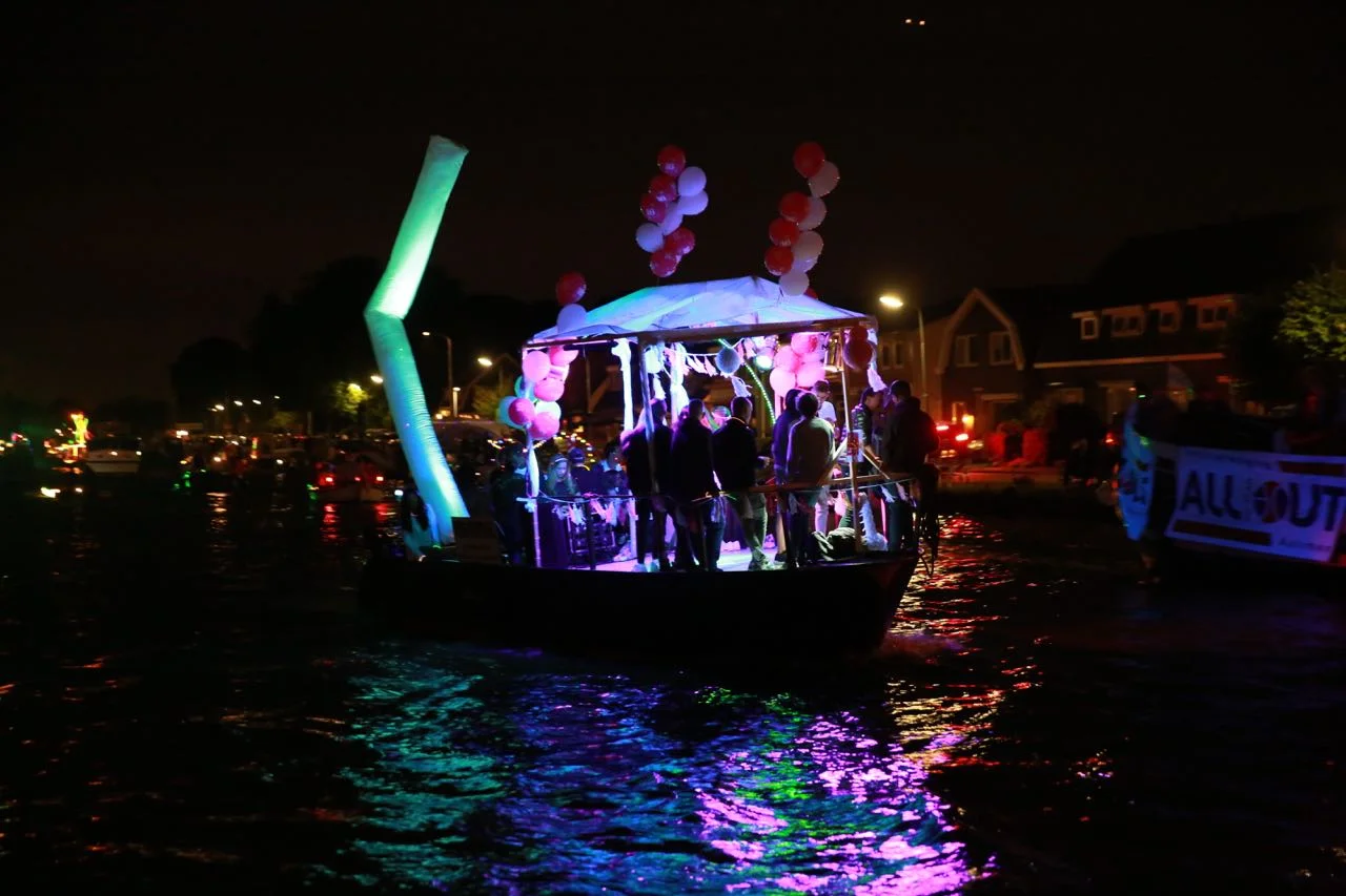 Vuur en Licht op het water - Verlichte botenshow 2016 © www.kicksfotos.nl