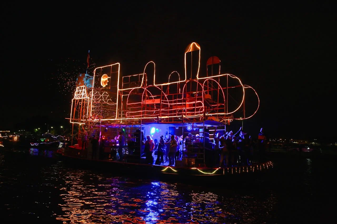 Vuur en Licht op het water - Verlichte botenshow 2016 © www.kicksfotos.nl