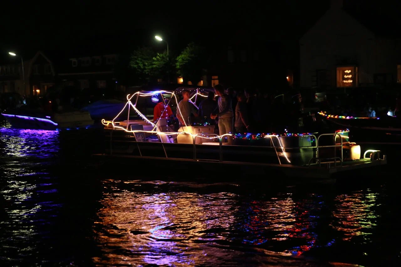 Vuur en Licht op het water - Verlichte botenshow 2016 © www.kicksfotos.nl