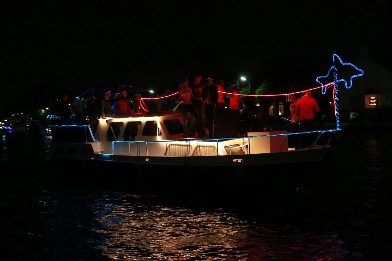 Vuur en Licht op het water - Verlichte botenshow 2016 © www.kicksfotos.nl