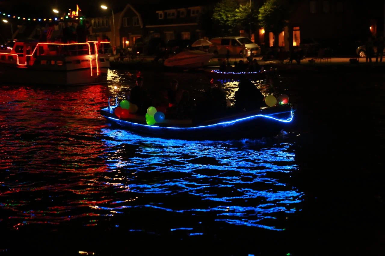 Vuur en Licht op het water - Verlichte botenshow 2016 © www.kicksfotos.nl