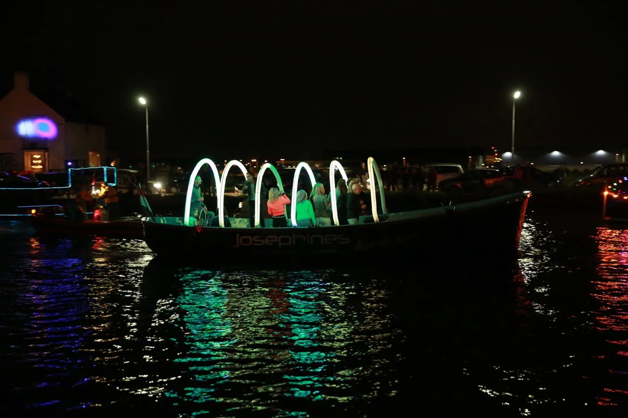 Vuur en Licht op het water - Verlichte botenshow 2016 © www.kicksfotos.nl