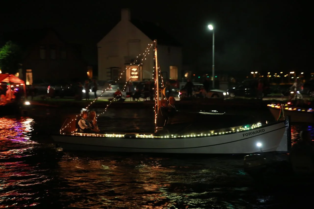 Vuur en Licht op het water - Verlichte botenshow 2016 © www.kicksfotos.nl