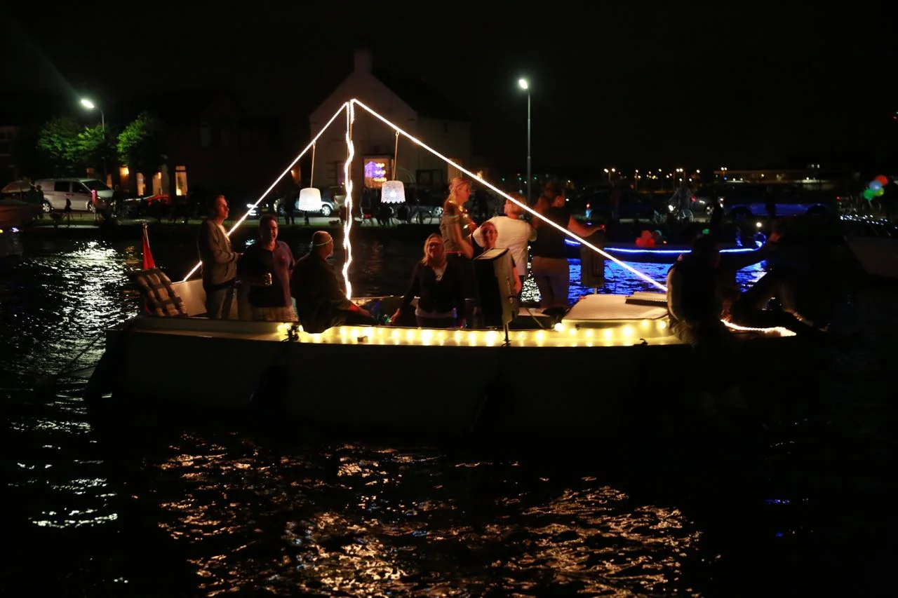 Vuur en Licht op het water - Verlichte botenshow 2016 © www.kicksfotos.nl