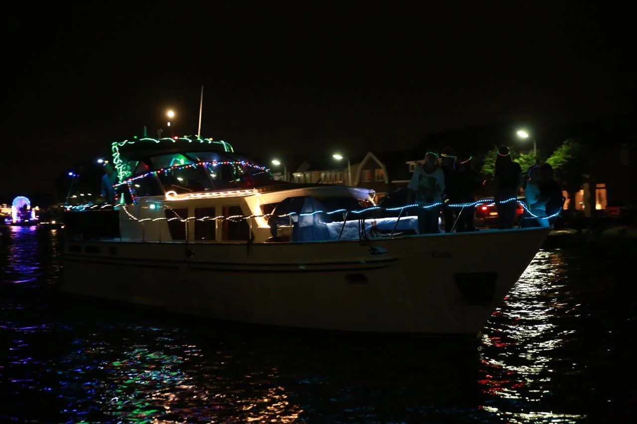 Vuur en Licht op het water - Verlichte botenshow 2016 © www.kicksfotos.nl