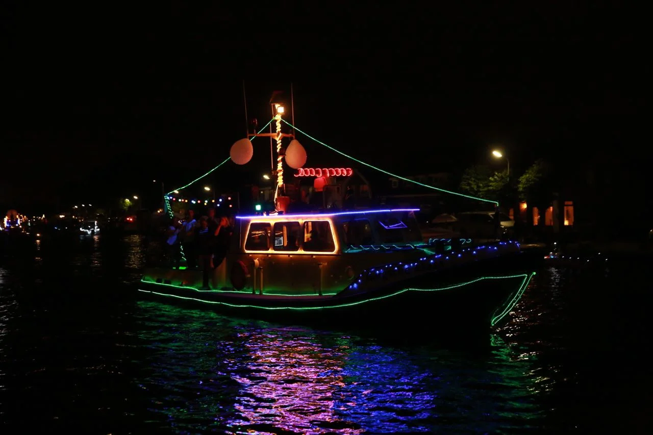 Vuur en Licht op het water - Verlichte botenshow 2016 © www.kicksfotos.nl