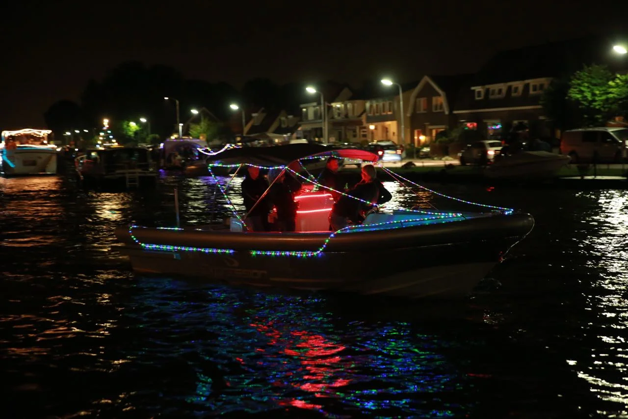 Vuur en Licht op het water - Verlichte botenshow 2016 © www.kicksfotos.nl
