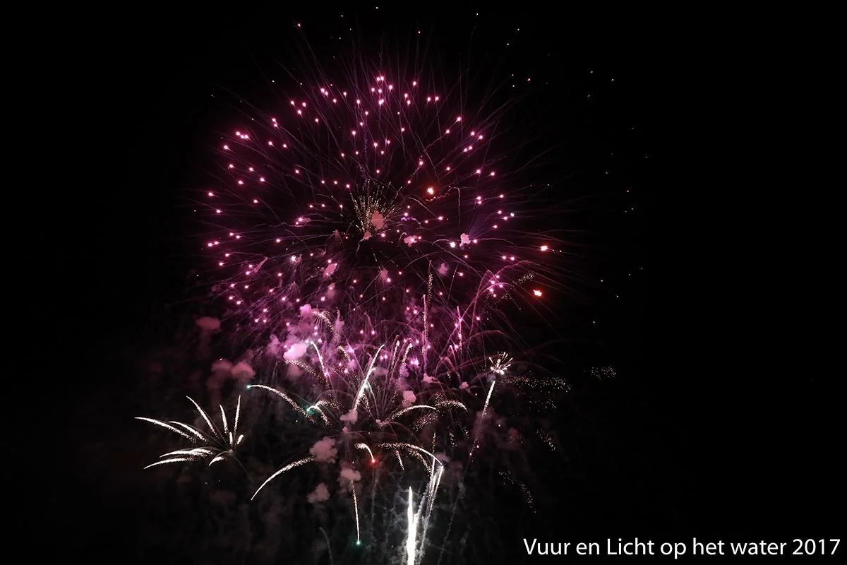 Vuur en Licht op het water - Vuurwerk 2017 © www.kicksfotos.nl