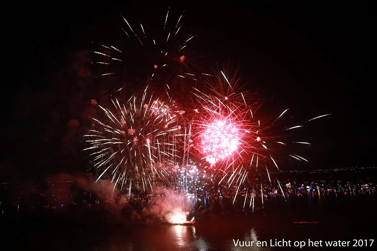 Vuur en Licht op het water - Vuurwerk 2017 © www.kicksfotos.nl