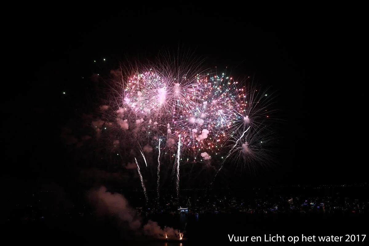 Vuur en Licht op het water - Vuurwerk 2017 © www.kicksfotos.nl
