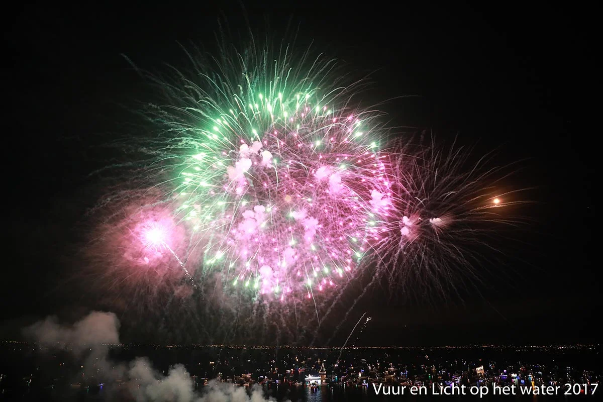 Vuur en Licht op het water - Vuurwerk 2017 © www.kicksfotos.nl