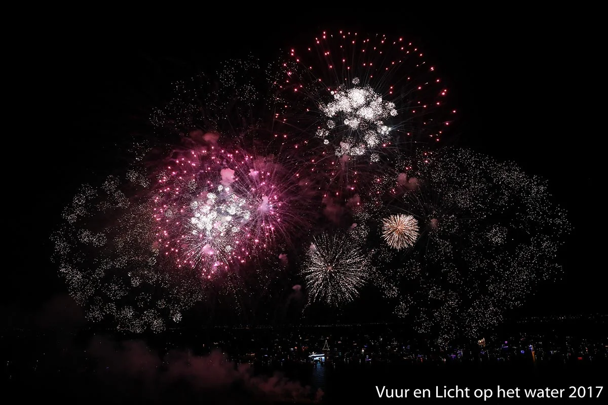 Vuur en Licht op het water - Vuurwerk 2017 © www.kicksfotos.nl