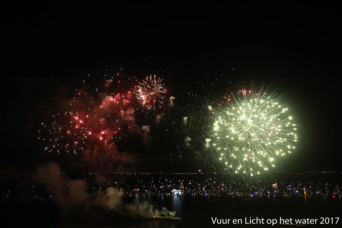 Vuur en Licht op het water - Vuurwerk 2017 © www.kicksfotos.nl