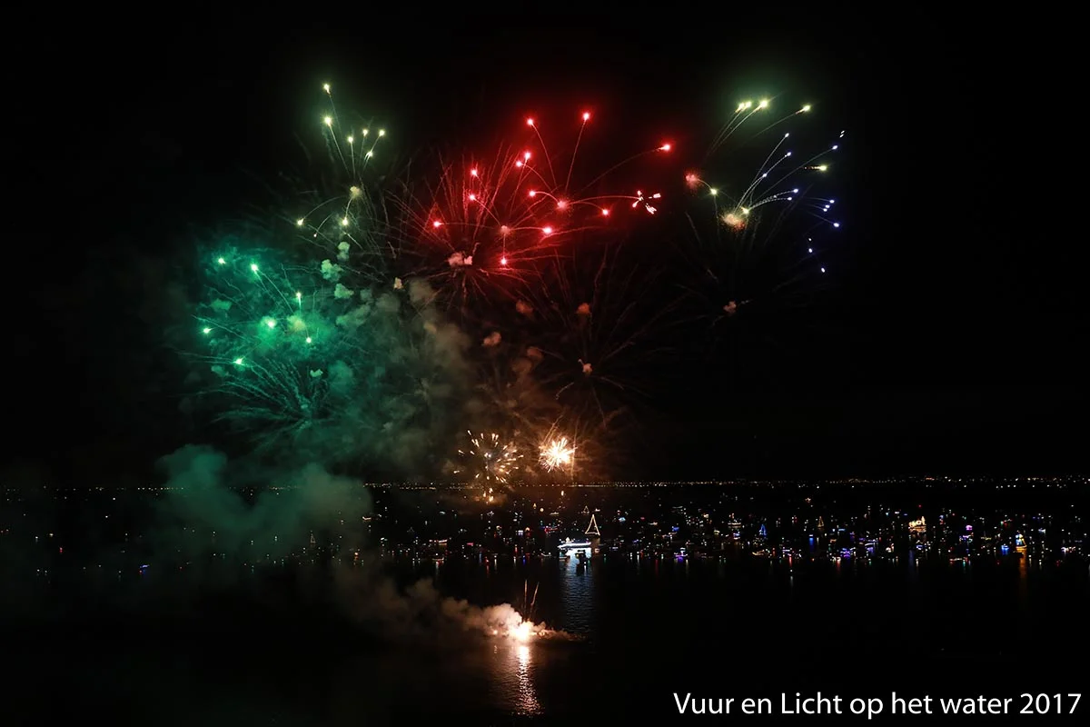Vuur en Licht op het water - Vuurwerk 2017 © www.kicksfotos.nl