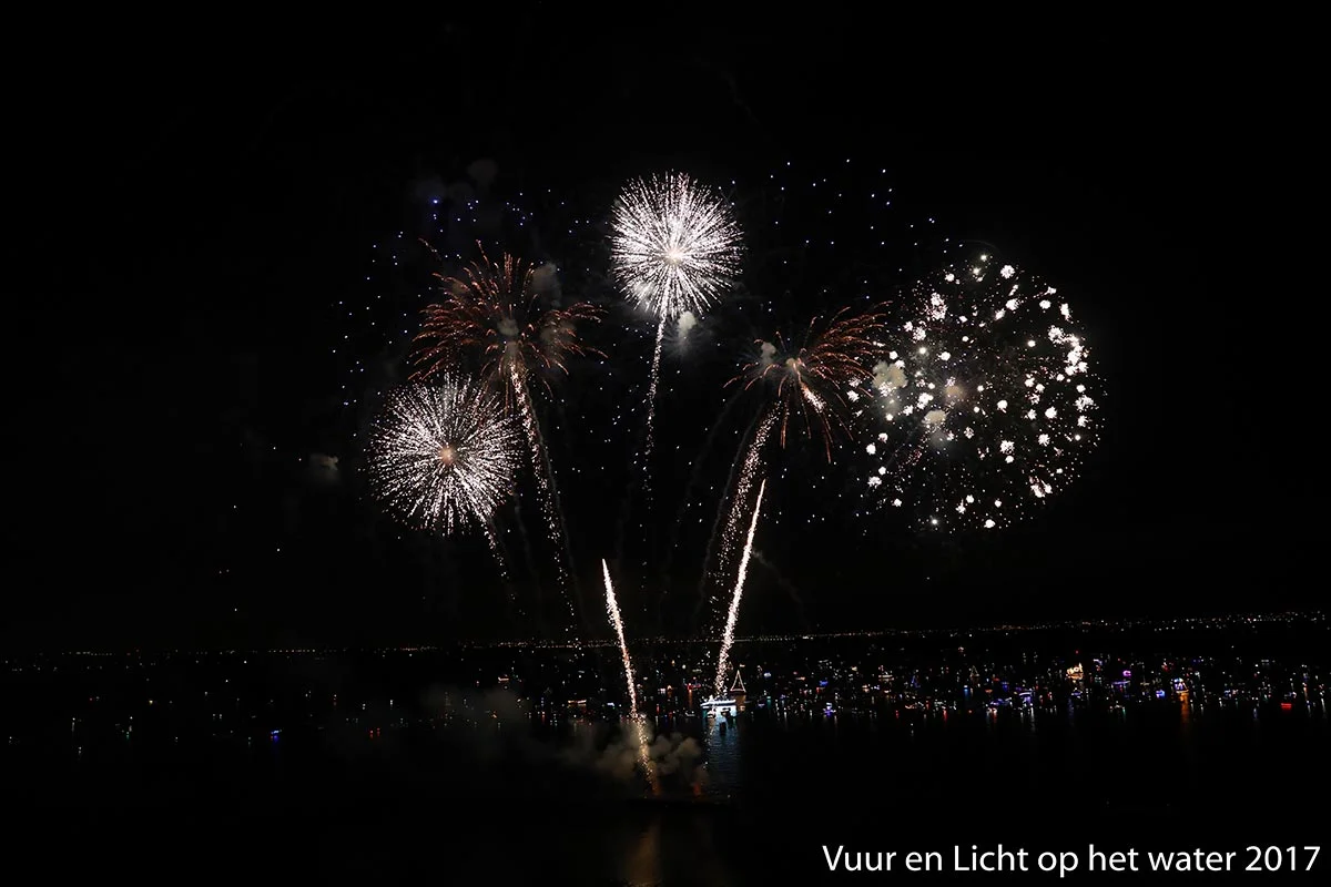 Vuur en Licht op het water - Vuurwerk 2017 © www.kicksfotos.nl