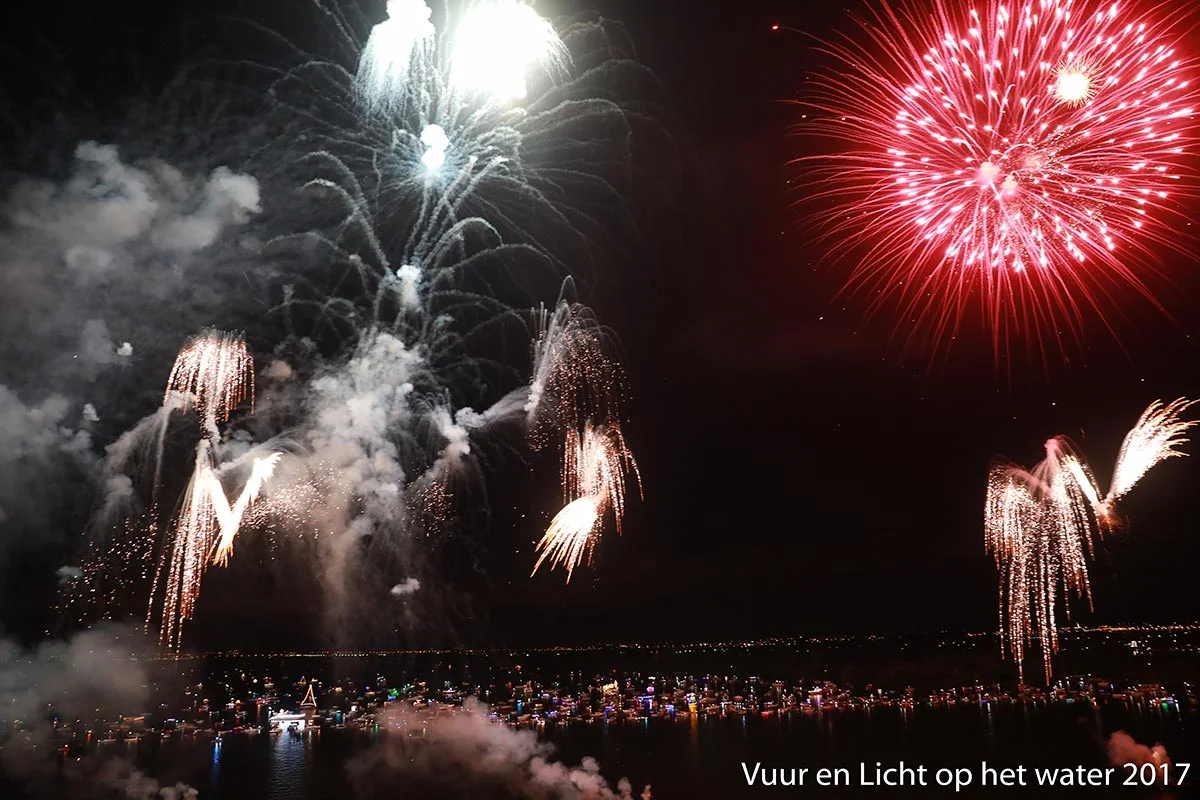 Vuur en Licht op het water - Vuurwerk 2017 © www.kicksfotos.nl