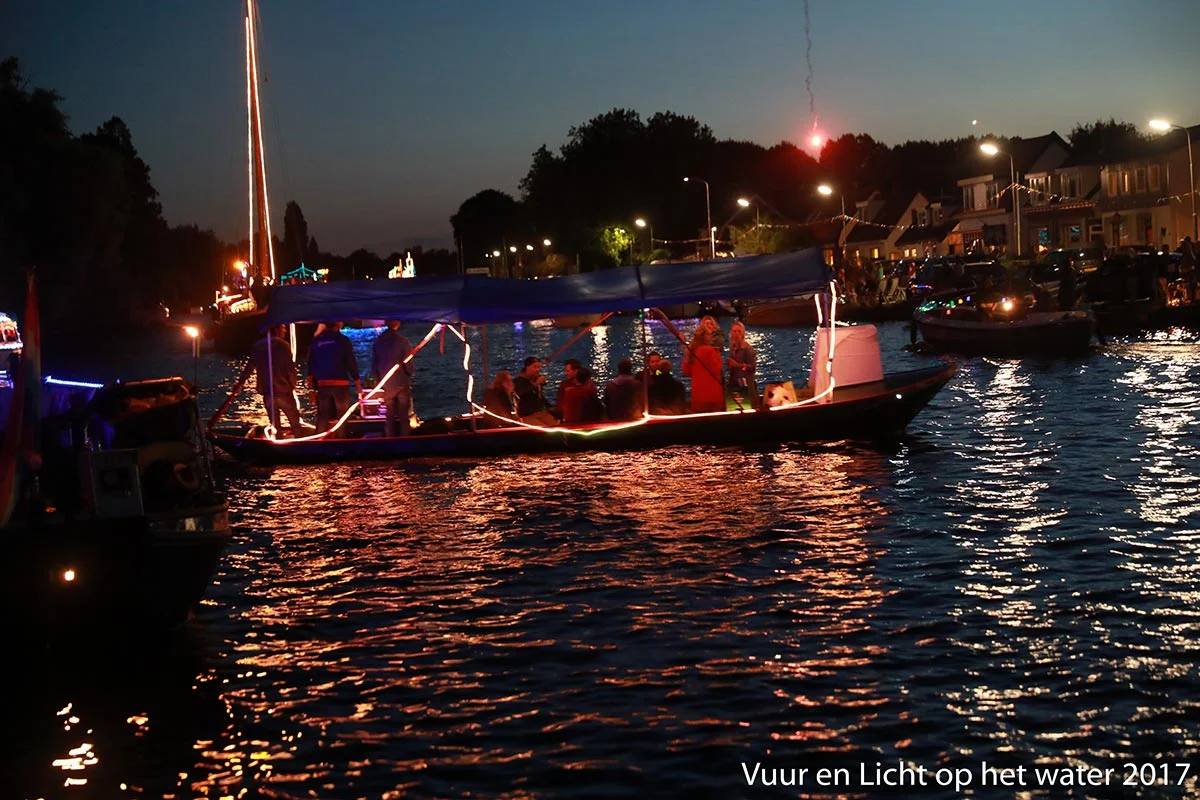 Vuur en Licht op het water - Verlichte botenshow 2017 © www.kicksfotos.nl