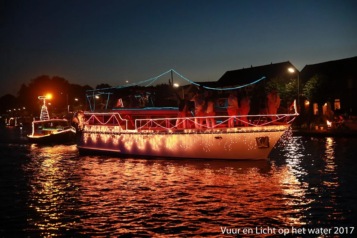Vuur en Licht op het water - Verlichte botenshow 2017 © www.kicksfotos.nl