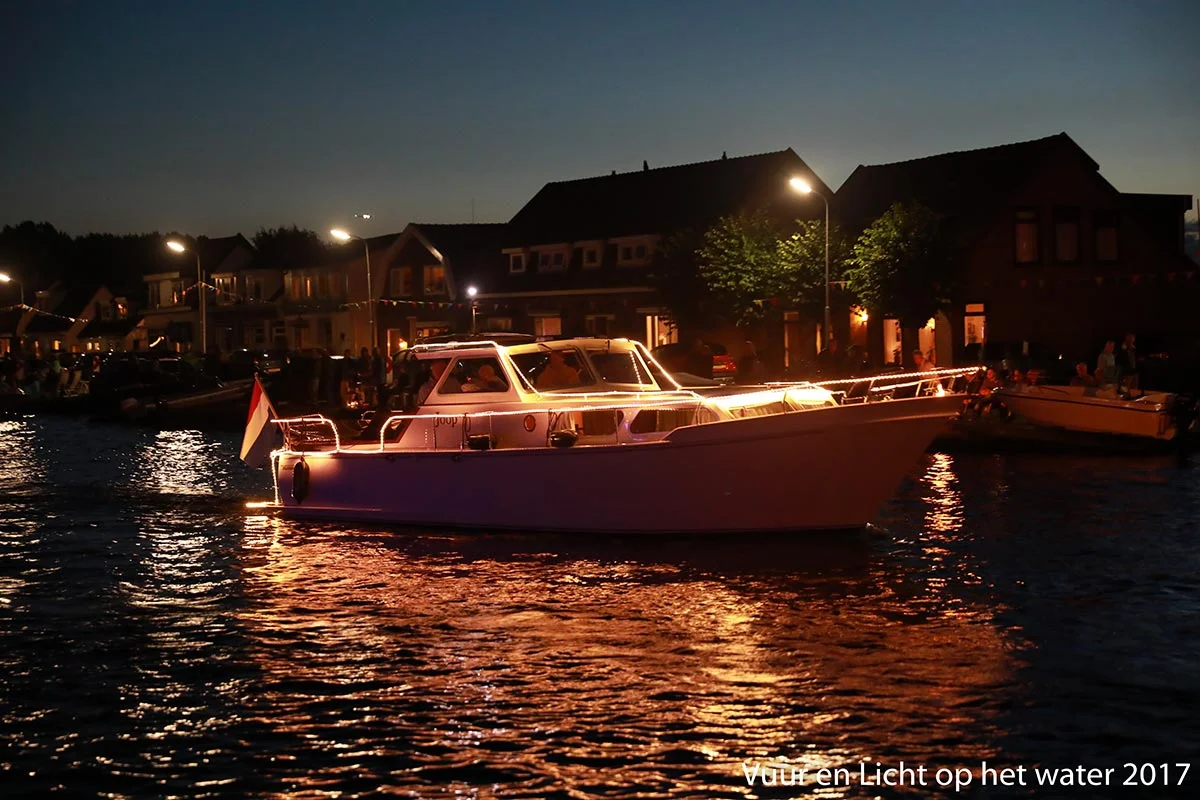 Vuur en Licht op het water - Verlichte botenshow 2017 © www.kicksfotos.nl