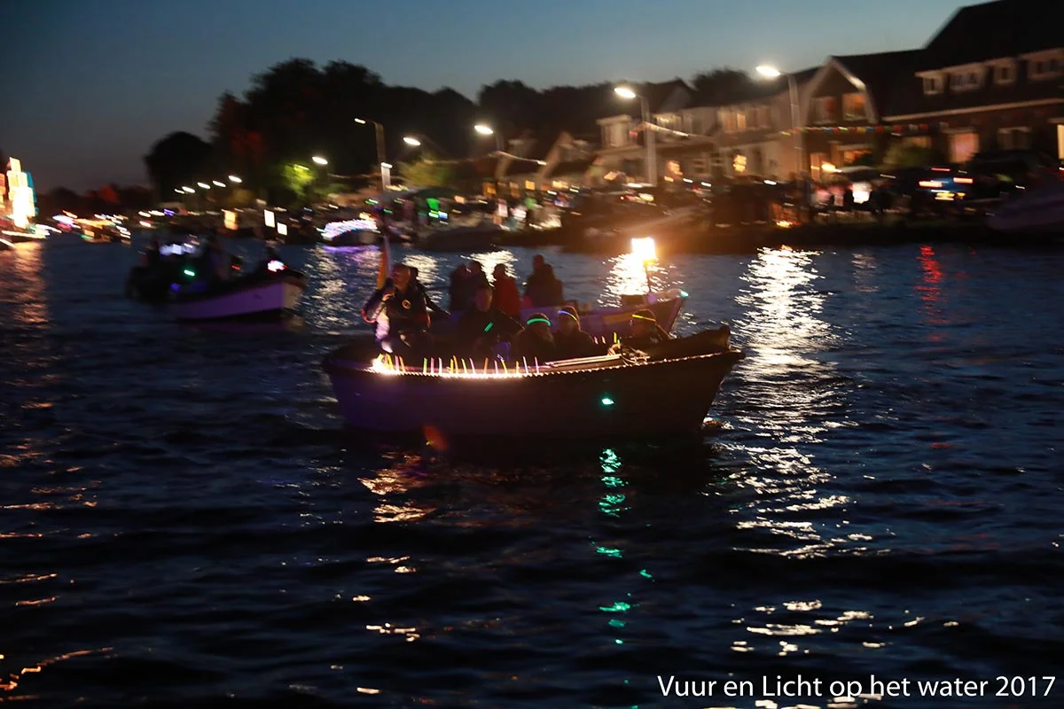 Vuur en Licht op het water - Verlichte botenshow 2017 © www.kicksfotos.nl