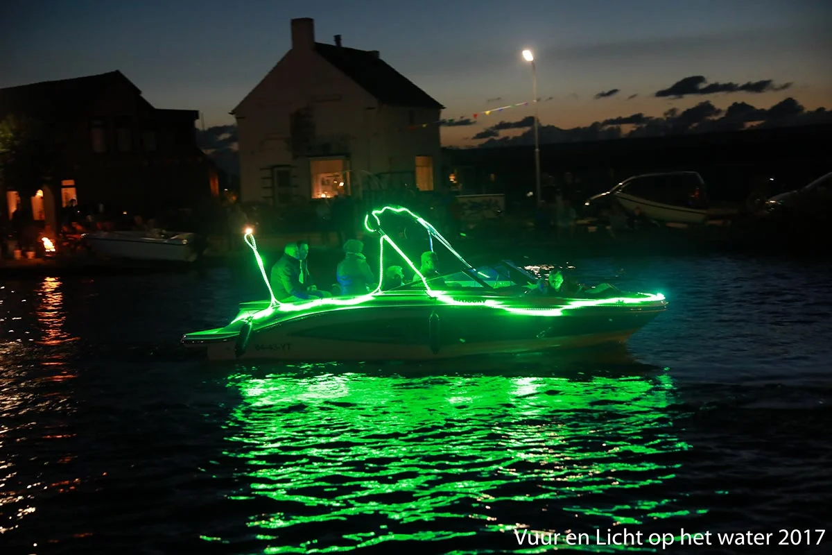 Vuur en Licht op het water - Verlichte botenshow 2017 © www.kicksfotos.nl
