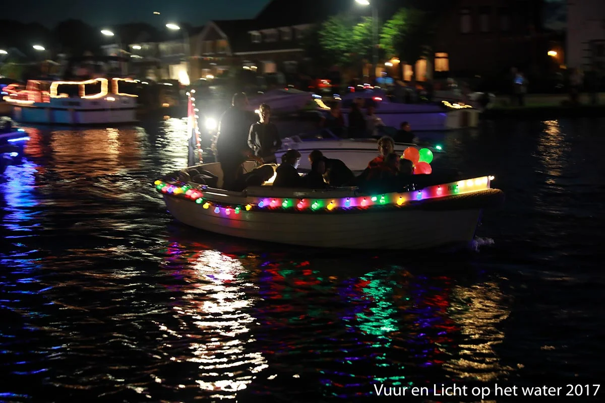 Vuur en Licht op het water - Verlichte botenshow 2017 © www.kicksfotos.nl