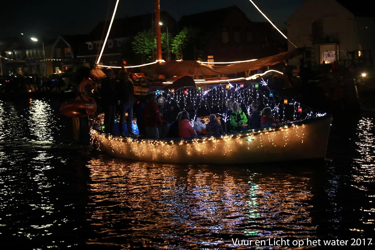 Vuur en Licht op het water - Verlichte botenshow 2017 © www.kicksfotos.nl