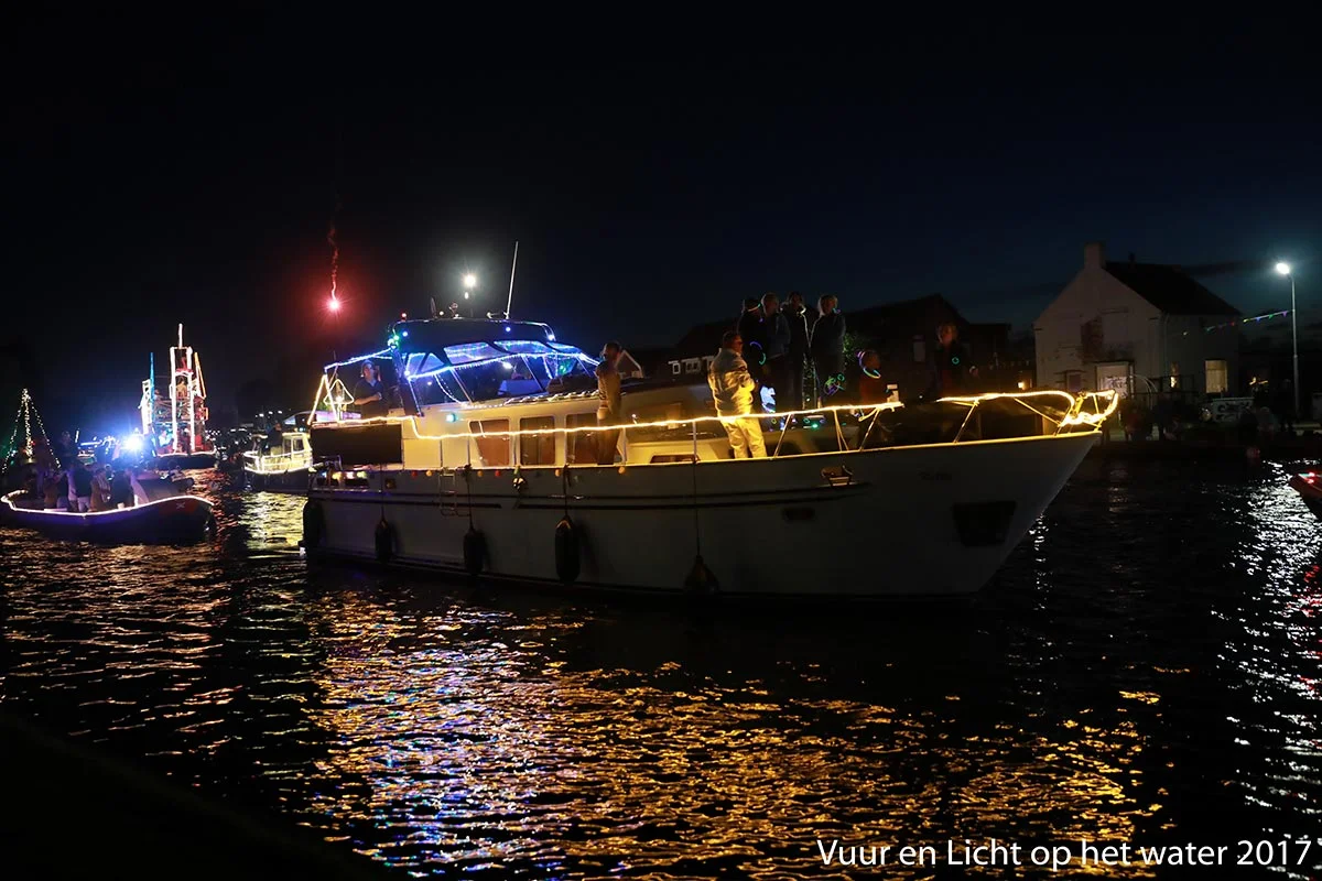 Vuur en Licht op het water - Verlichte botenshow 2017 © www.kicksfotos.nl