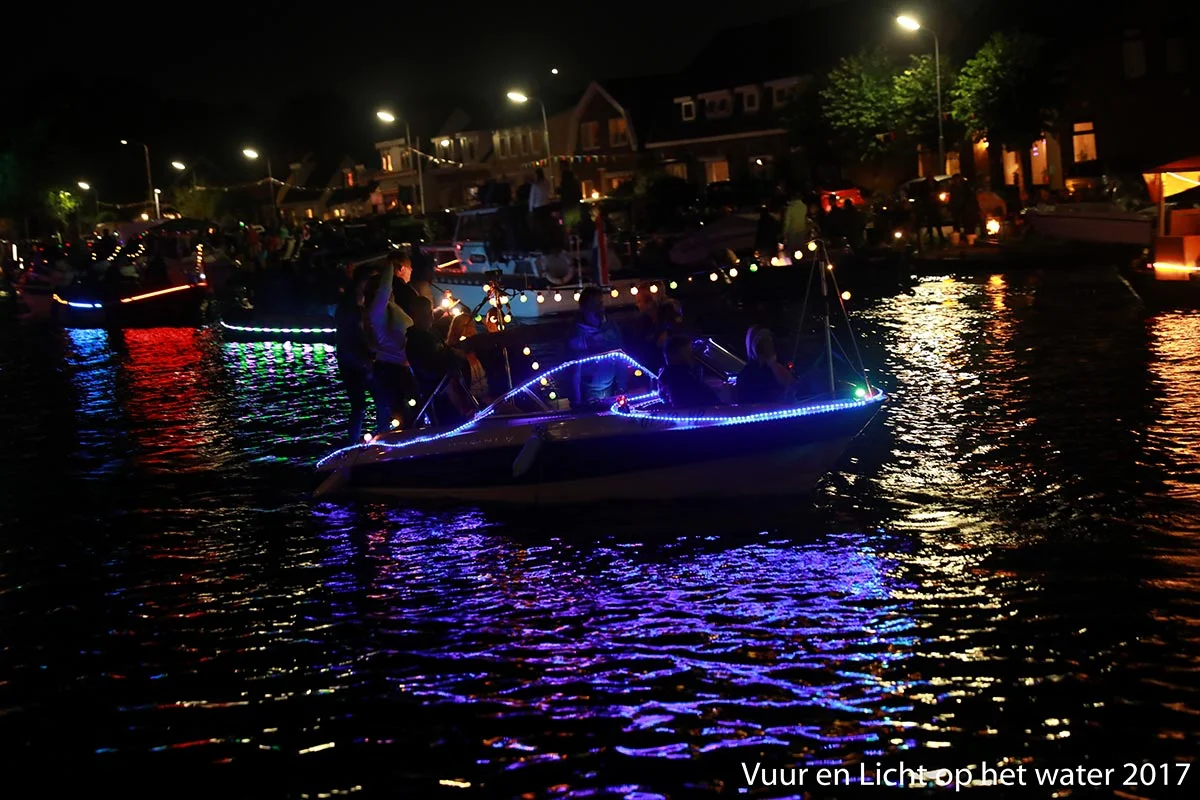 Vuur en Licht op het water - Verlichte botenshow 2017 © www.kicksfotos.nl