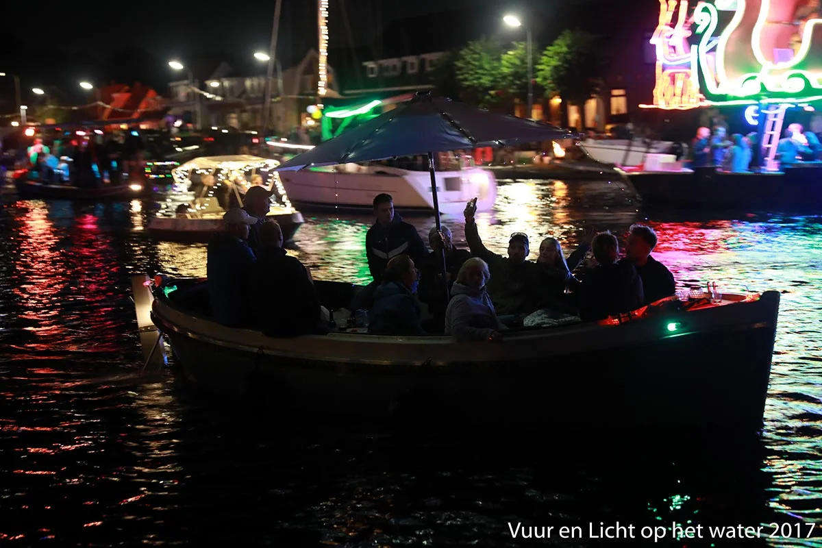 Vuur en Licht op het water - Verlichte botenshow 2017 © www.kicksfotos.nl