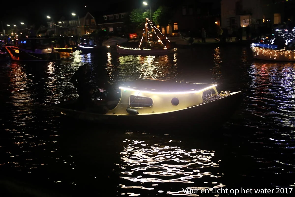 Vuur en Licht op het water - Verlichte botenshow 2017 © www.kicksfotos.nl