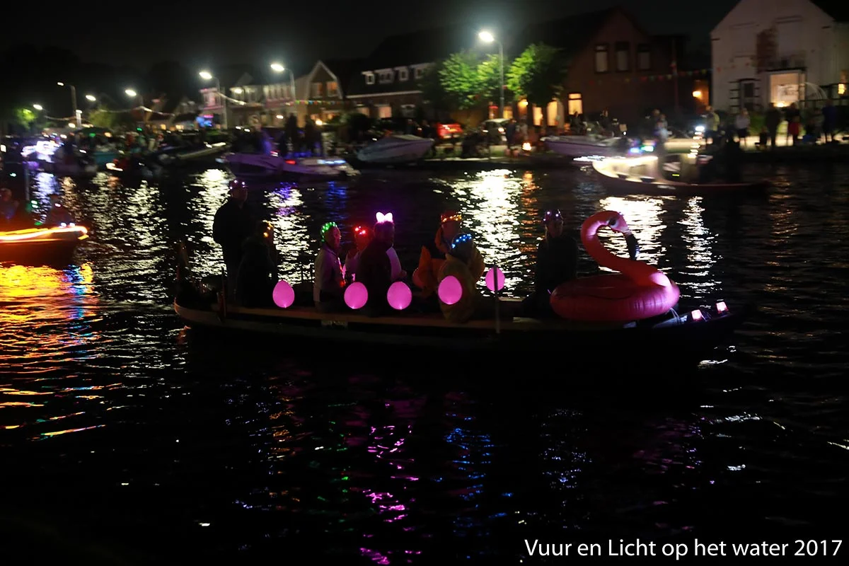 Vuur en Licht op het water - Verlichte botenshow 2017 © www.kicksfotos.nl