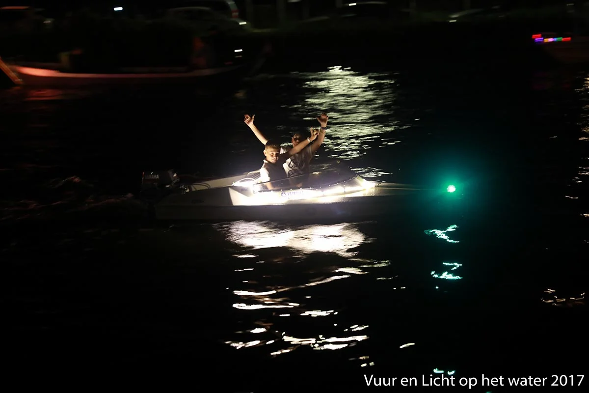 Vuur en Licht op het water - Verlichte botenshow 2017 © www.kicksfotos.nl