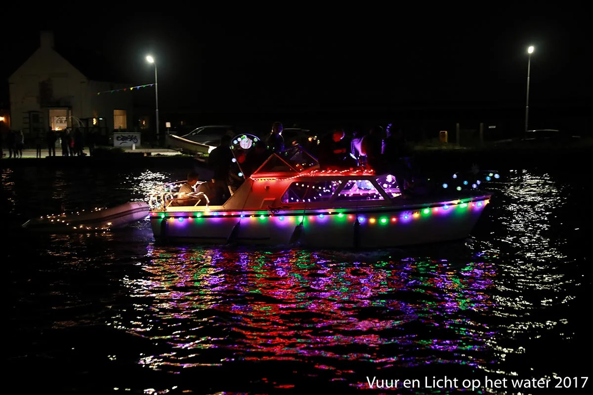 Vuur en Licht op het water - Verlichte botenshow 2017 © www.kicksfotos.nl